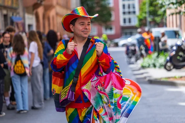 Eventfotograf beim CSD: bunte Schilder und Regenbogenfahnen im Demonstrationszug