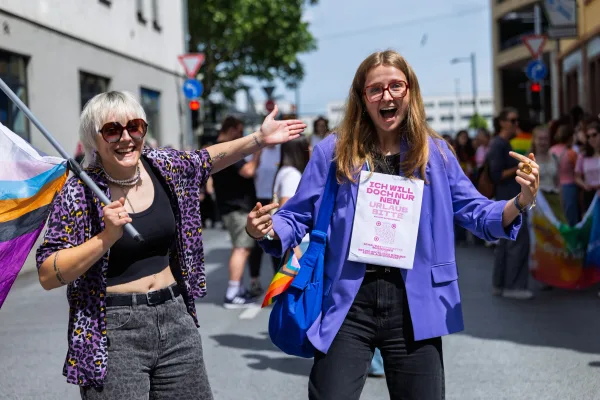 Fotoreportage Christopher Street Day Aschaffenburg: Teilnehmende auf dem Weg zum Theaterplatz