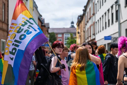 Eventfotografie Christopher Street Day Aschaffenburg: Demonstrationszug durch die Innenstadt