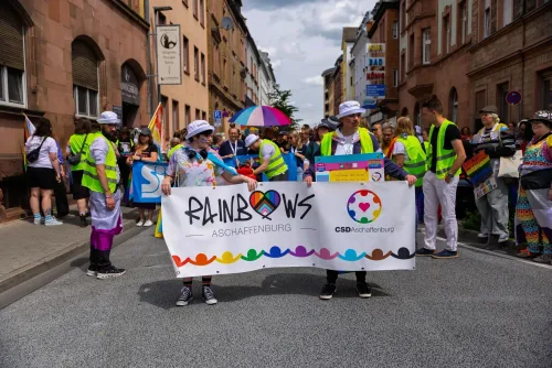 Fotoreportage Christopher Street Day Aschaffenburg: Teilnehmende auf dem Weg zum Theaterplatz