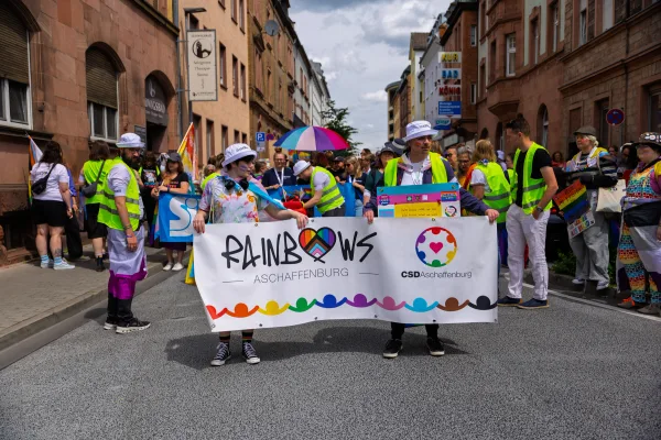 Fotoreportage Christopher Street Day Aschaffenburg: Teilnehmende auf dem Weg zum Theaterplatz
