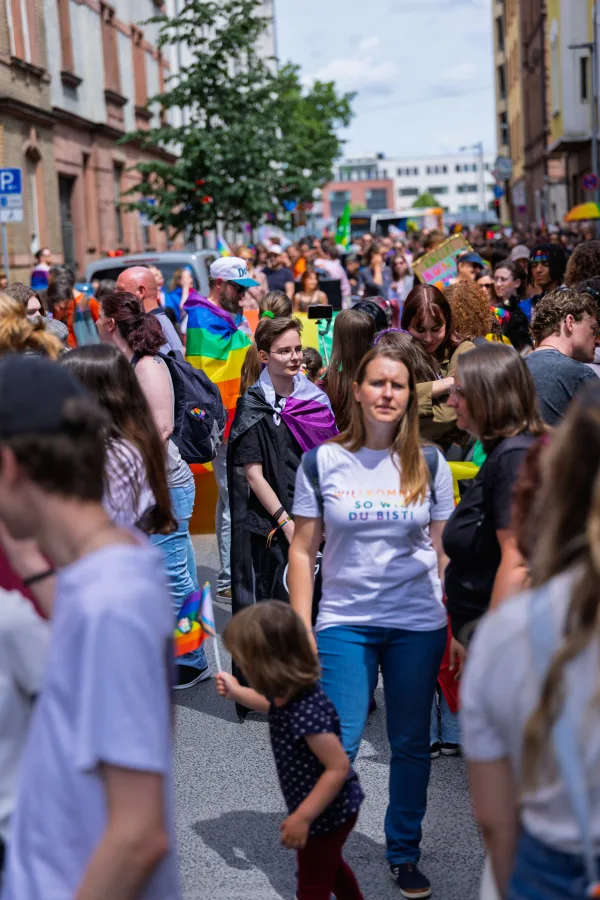 Eventfotografie CSD: Stimmung und Farben beim Demonstrationszug in Aschaffenburg
