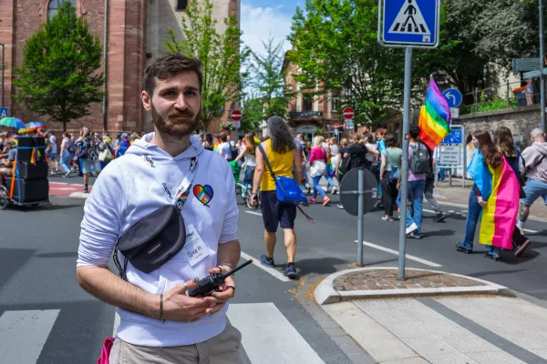 Fotoreportage Christopher Street Day Aschaffenburg: Teilnehmende auf dem Weg zum Theaterplatz