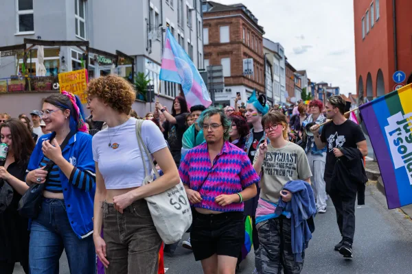 Eventfotografie CSD: Stimmung und Farben beim Demonstrationszug in Aschaffenburg