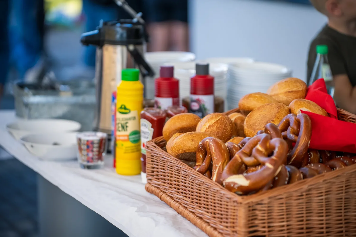 Eventfotografie Firmenjubiläum: Brezel- und Brötchenkorb an der Sommerfest-Verpflegung