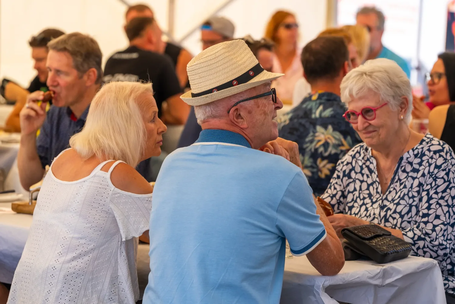 Eventfotograf beim Firmenjubiläum: Gäste beim gemeinsamen Essen im Festzelt