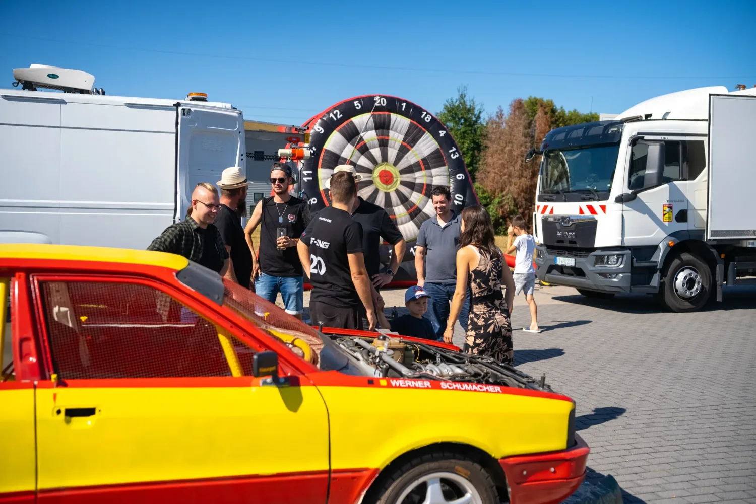 Eventfotograf Sommerfest Aschaffenburg: historisches Rennfahrzeug und Riesen-Dartscheibe auf dem Firmengelände