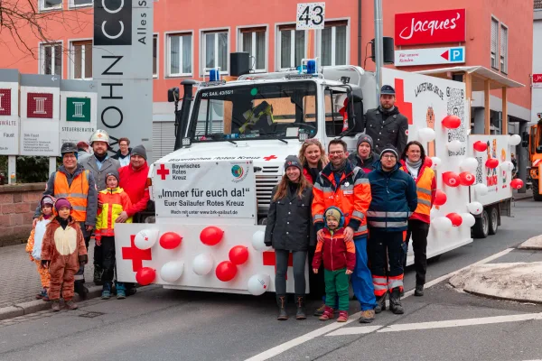 Fastnachtszug Aschaffenburg: Fußgruppe in fantasievollen Kostümen beim Faschingsumzug