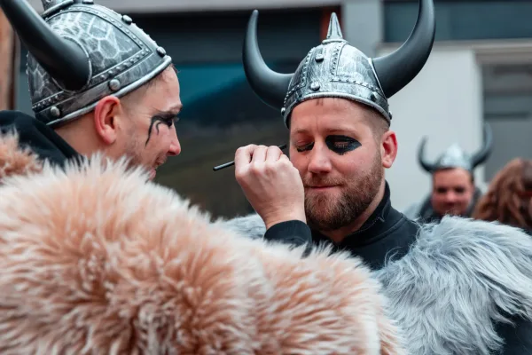 Eventfotograf beim Faschingsumzug Aschaffenburg: Musikkapelle sorgt für Stimmung am Straßenrand