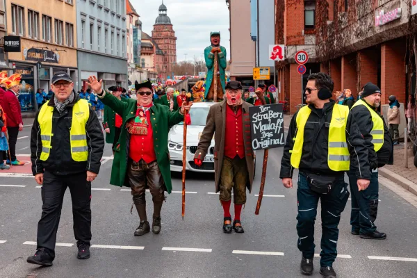Eventfotograf beim Faschingsumzug Aschaffenburg: Musikkapelle sorgt für Stimmung am Straßenrand