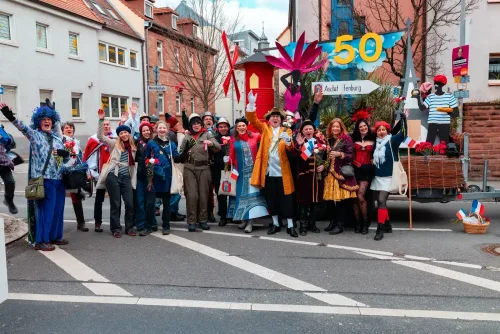 Eventfotograf beim Faschingsumzug Aschaffenburg: der ehemalige Oberbürgermeister Jürgen Herzing feiert mit den Narren.