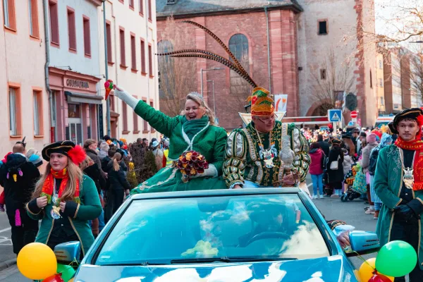 Fastnachtszug Aschaffenburg: Fußgruppe in fantasievollen Kostümen beim Faschingsumzug