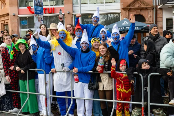 Eventfotografie Faschingsumzug Aschaffenburg: Motivwagen beim Fastnachtszug durch die Innenstadt