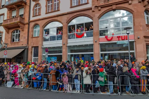 Fastnachtszug Aschaffenburg: Fußgruppe in fantasievollen Kostümen beim Faschingsumzug