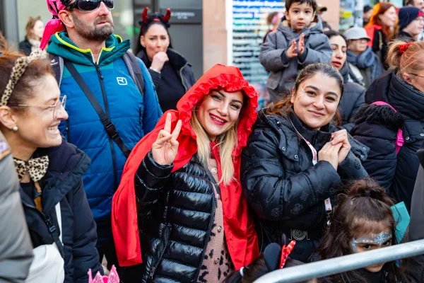 Eventfotograf beim Faschingsumzug Aschaffenburg: Musikkapelle sorgt für Stimmung am Straßenrand