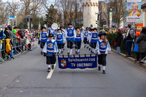 Faschingsumzug Aschaffenburg: Zuschauer greifen nach Kamelle beim Fastnachtszug