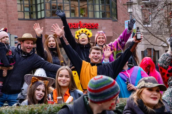 Fastnachtszug Aschaffenburg: Fußgruppe in fantasievollen Kostümen beim Faschingsumzug