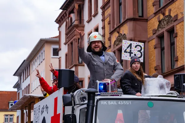 Fastnachtszug Aschaffenburg: Fußgruppe in fantasievollen Kostümen beim Faschingsumzug
