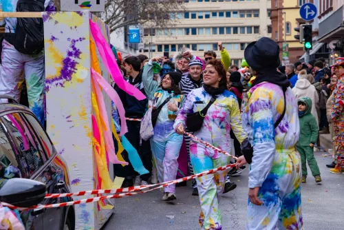 Eventfotograf beim Faschingsumzug Aschaffenburg: Musikkapelle sorgt für Stimmung am Straßenrand