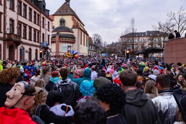 Eventfotograf beim Faschingsumzug Aschaffenburg: Musikkapelle sorgt für Stimmung am Straßenrand