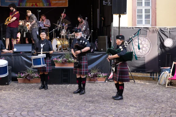 Eventfotografie Kulturpreisverleihung: Publikum bei der Ausstellung „Kosmos KOMMZ“ im Schönborner Hof, Aschaffenburg