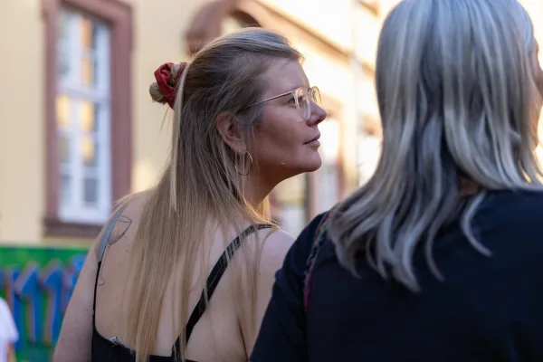 Eventfotografie Kulturpreisverleihung: Publikum bei der Ausstellung „Kosmos KOMMZ“ im Schönborner Hof, Aschaffenburg