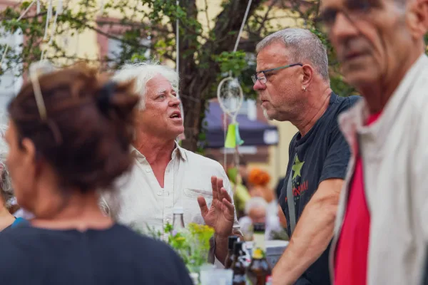 Eventfotografie Kulturpreisverleihung: Publikum bei der Ausstellung „Kosmos KOMMZ“ im Schönborner Hof, Aschaffenburg