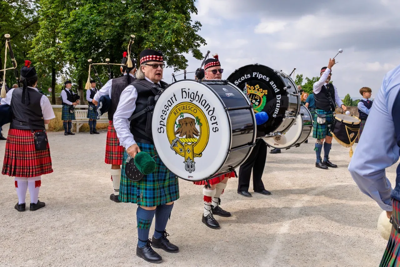 Eventfotograf beim Bühnenprogramm: Pipe & Drum Band Spessart Highlanders in schottischer Tracht