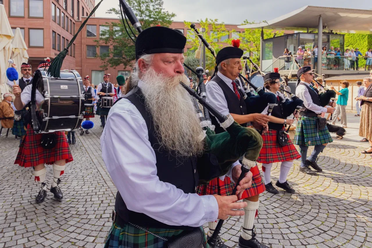 Eventfotograf beim Städtepartnerschaftsfest: musikalisches Bühnenprogramm auf dem Theaterplatz Aschaffenburg