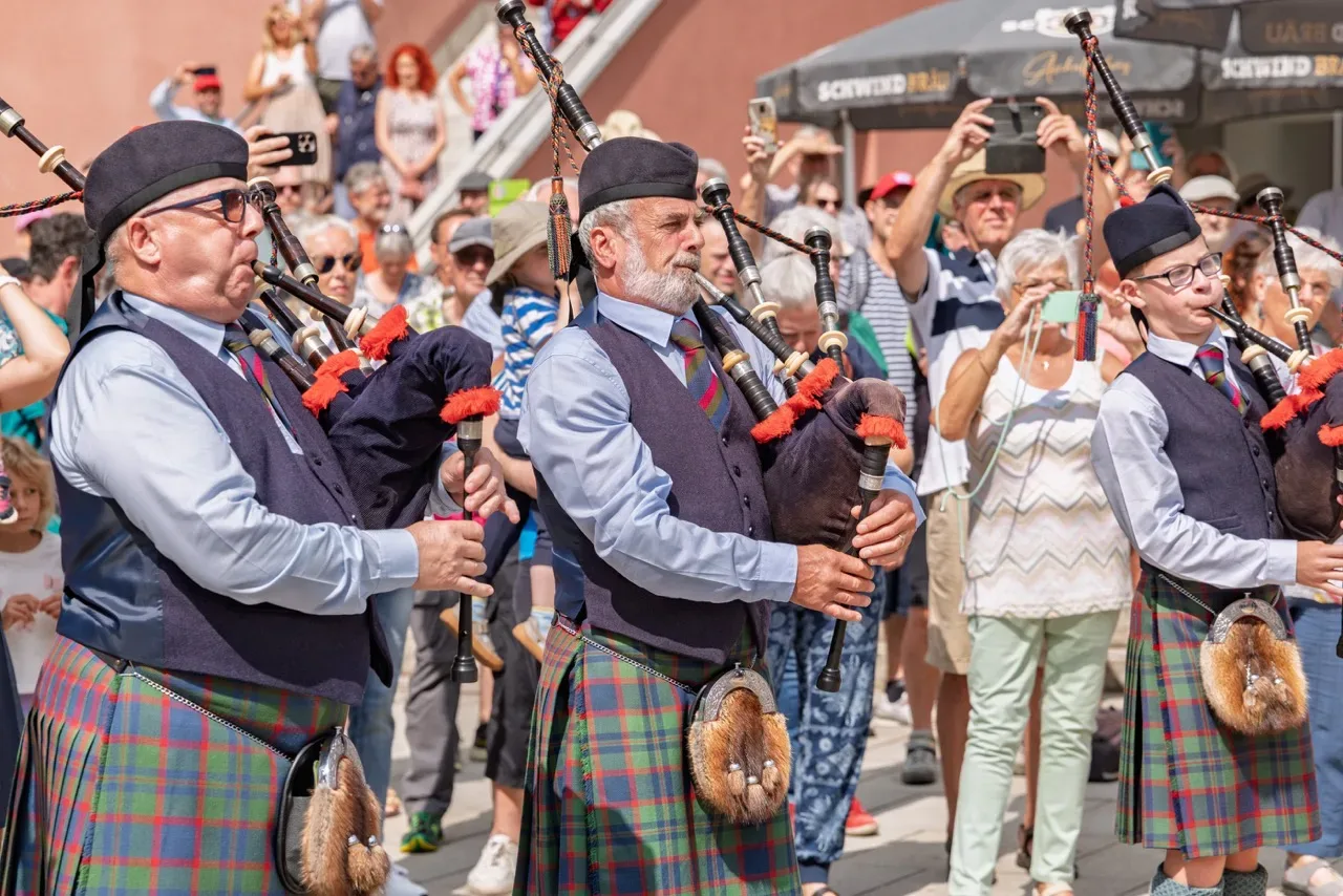 Eventfotograf beim Städtepartnerschaftsfest: musikalisches Bühnenprogramm auf dem Theaterplatz Aschaffenburg