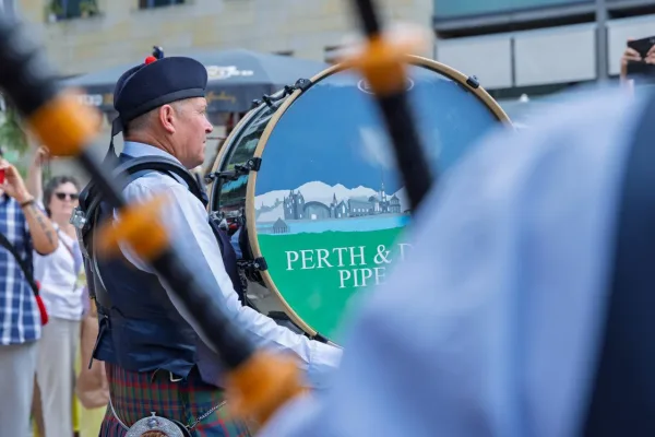 Eventfotograf beim Jubiläumsfest: Pipe Band aus Perth in traditioneller Tracht mit Dudelsack und Marschtrommel