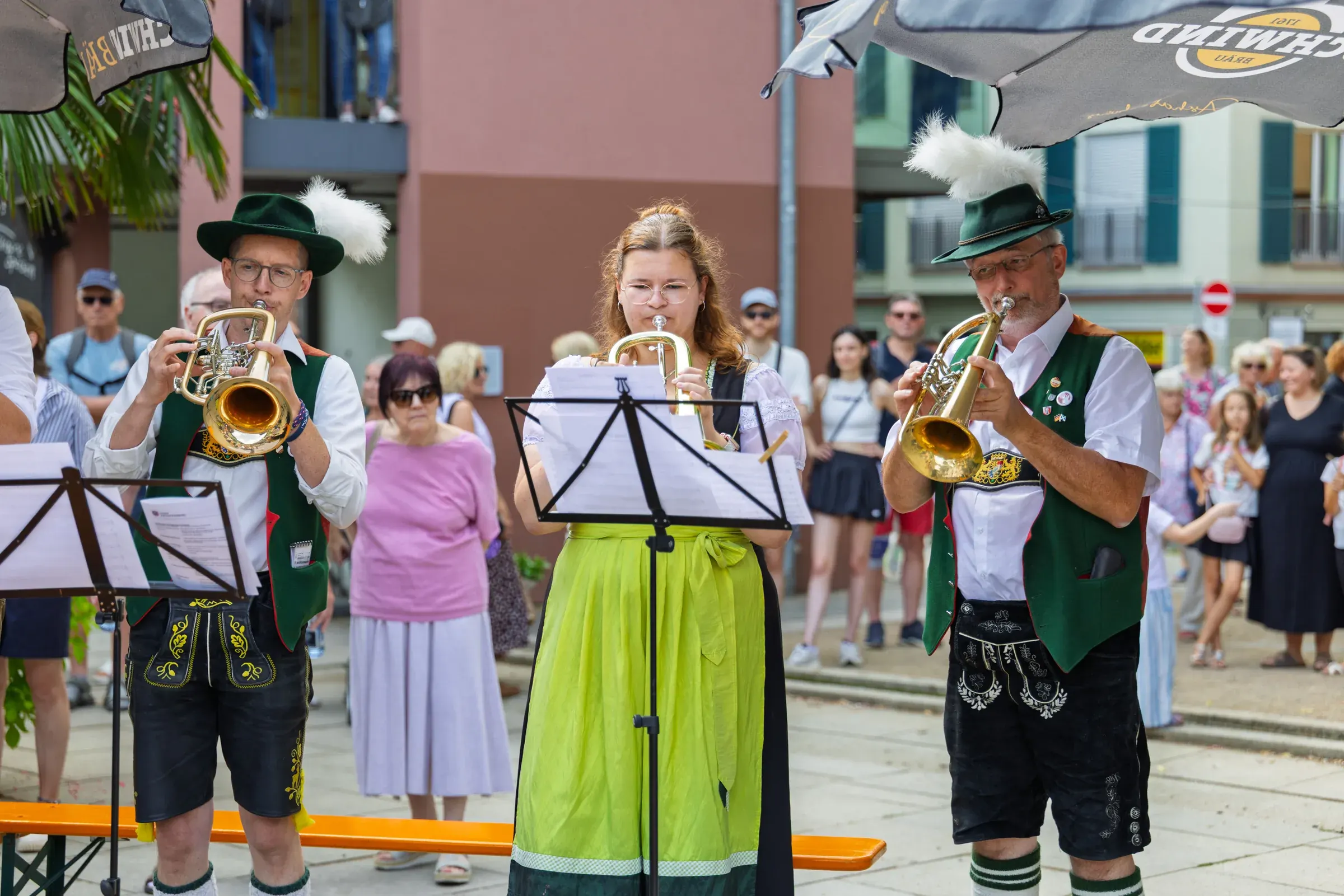 Eventfotograf beim Bühnenprogramm: Musiker des Musikvereins Gailbach auf dem Theaterplatz