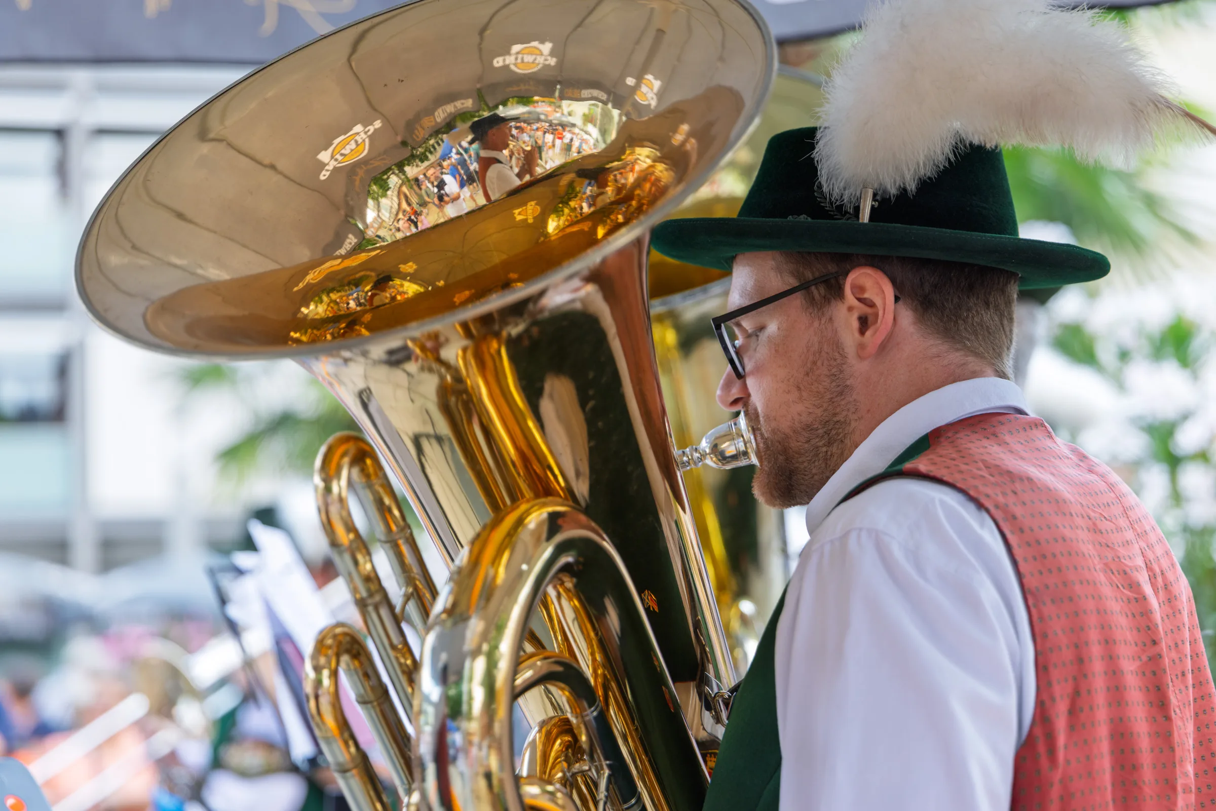 Eventfotograf beim Bühnenprogramm: Musiker des Musikvereins Gailbach auf dem Theaterplatz