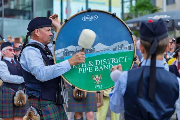 Bühnenprogramm Städtepartnerschaft Aschaffenburg-Perth: Musiker der Perth & District Pipe Band
