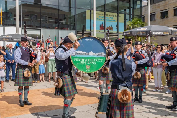 Eventfotografie Aschaffenburg: Dudelsackspieler der Perth & District Pipe Band beim Bühnenauftritt auf dem Theaterplatz
