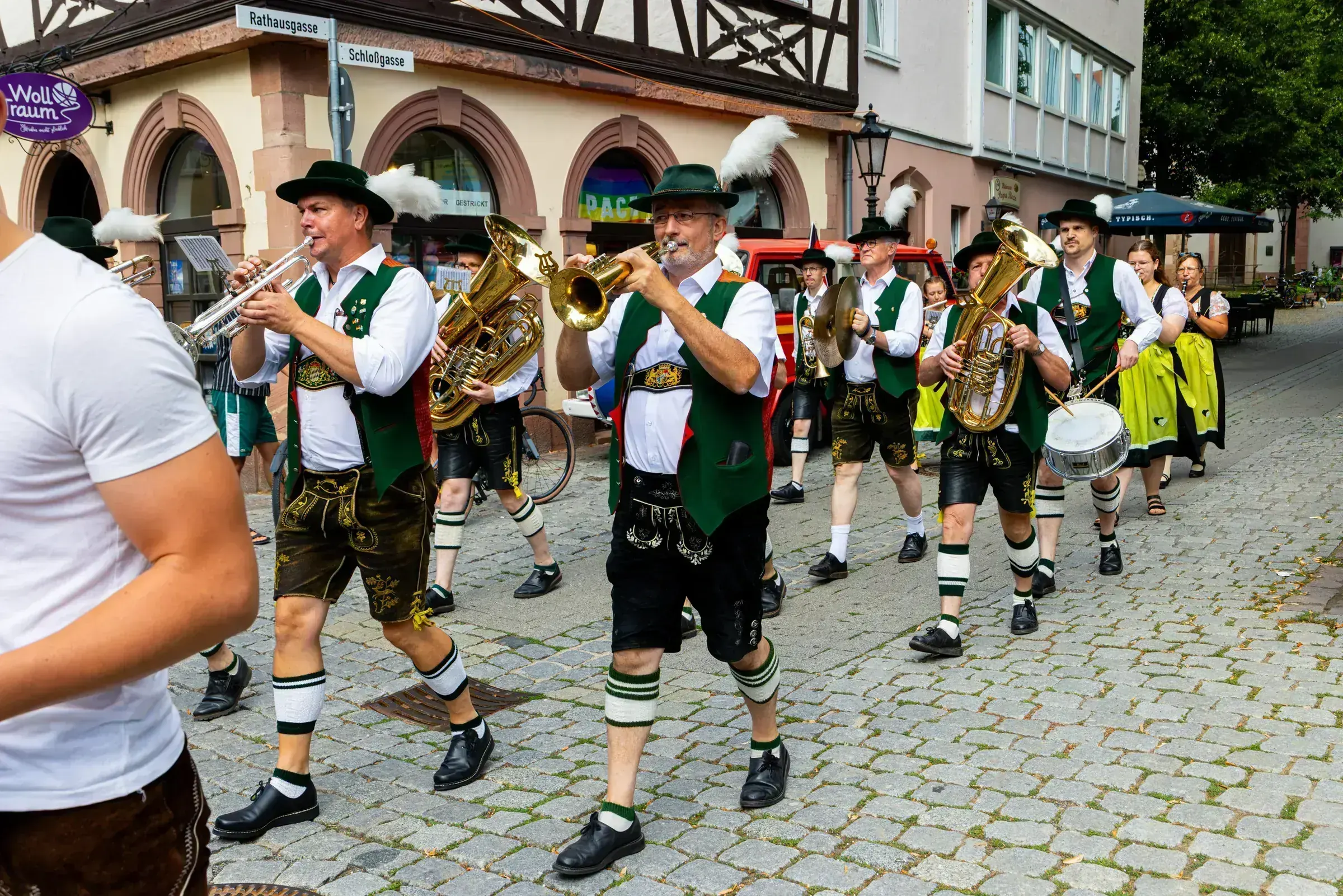 Eventfotograf beim Bühnenprogramm: Musiker des Musikvereins Gailbach auf dem Theaterplatz