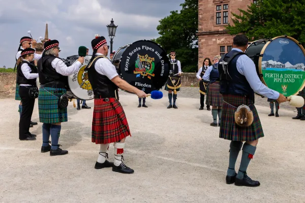Bühnenprogramm Städtepartnerschaft Aschaffenburg-Perth: Musiker der Perth & District Pipe Band