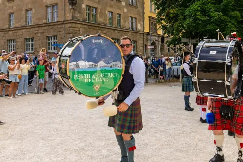 Eventfotografie Aschaffenburg: Dudelsackspieler der Perth & District Pipe Band beim Bühnenauftritt auf dem Theaterplatz