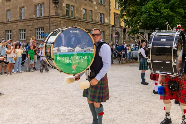 Eventfotografie Aschaffenburg: Dudelsackspieler der Perth & District Pipe Band beim Bühnenauftritt auf dem Theaterplatz