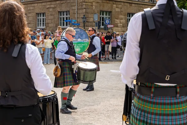 Eventfotograf beim Jubiläumsfest: Pipe Band aus Perth in traditioneller Tracht mit Dudelsack und Marschtrommel