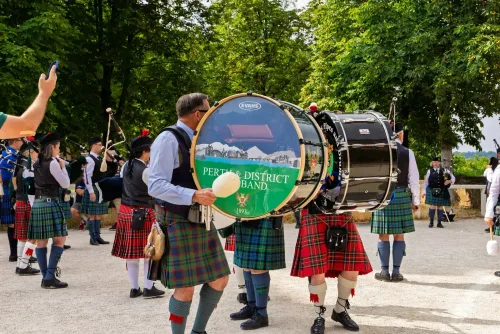 Bühnenprogramm Städtepartnerschaft Aschaffenburg-Perth: Musiker der Perth & District Pipe Band