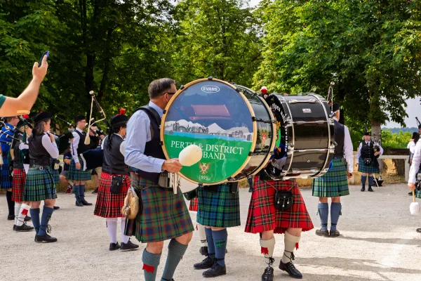 Bühnenprogramm Städtepartnerschaft Aschaffenburg-Perth: Musiker der Perth & District Pipe Band