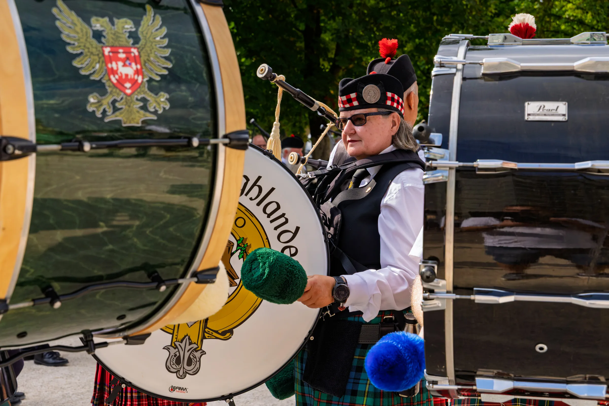 Eventfotograf beim Bühnenprogramm: Pipe & Drum Band Spessart Highlanders in schottischer Tracht