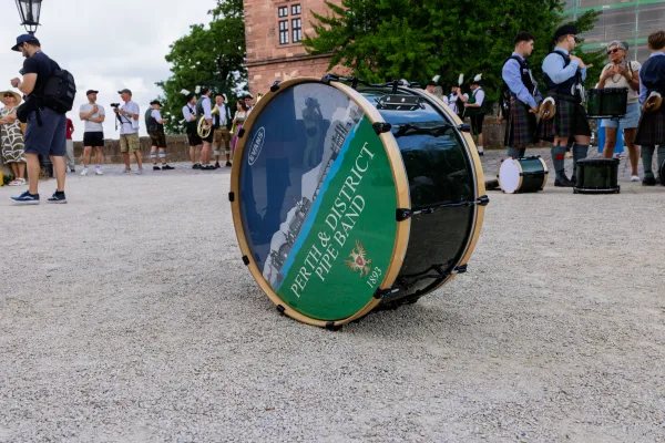 Eventfotografie Aschaffenburg: Dudelsackspieler der Perth & District Pipe Band beim Bühnenauftritt auf dem Theaterplatz