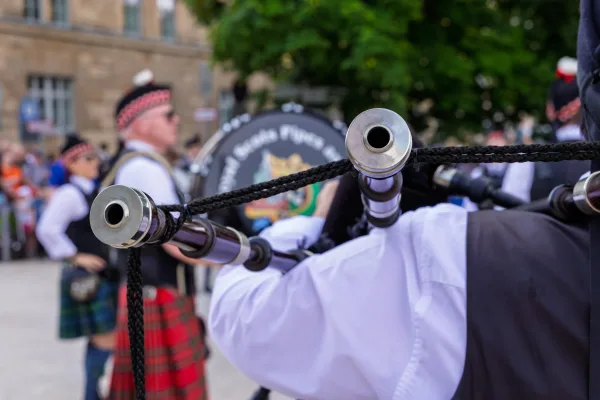Eventfotograf beim Jubiläumsfest: Pipe Band aus Perth in traditioneller Tracht mit Dudelsack und Marschtrommel