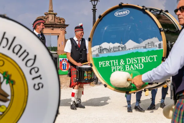 Bühnenprogramm Städtepartnerschaft Aschaffenburg-Perth: Musiker der Perth & District Pipe Band