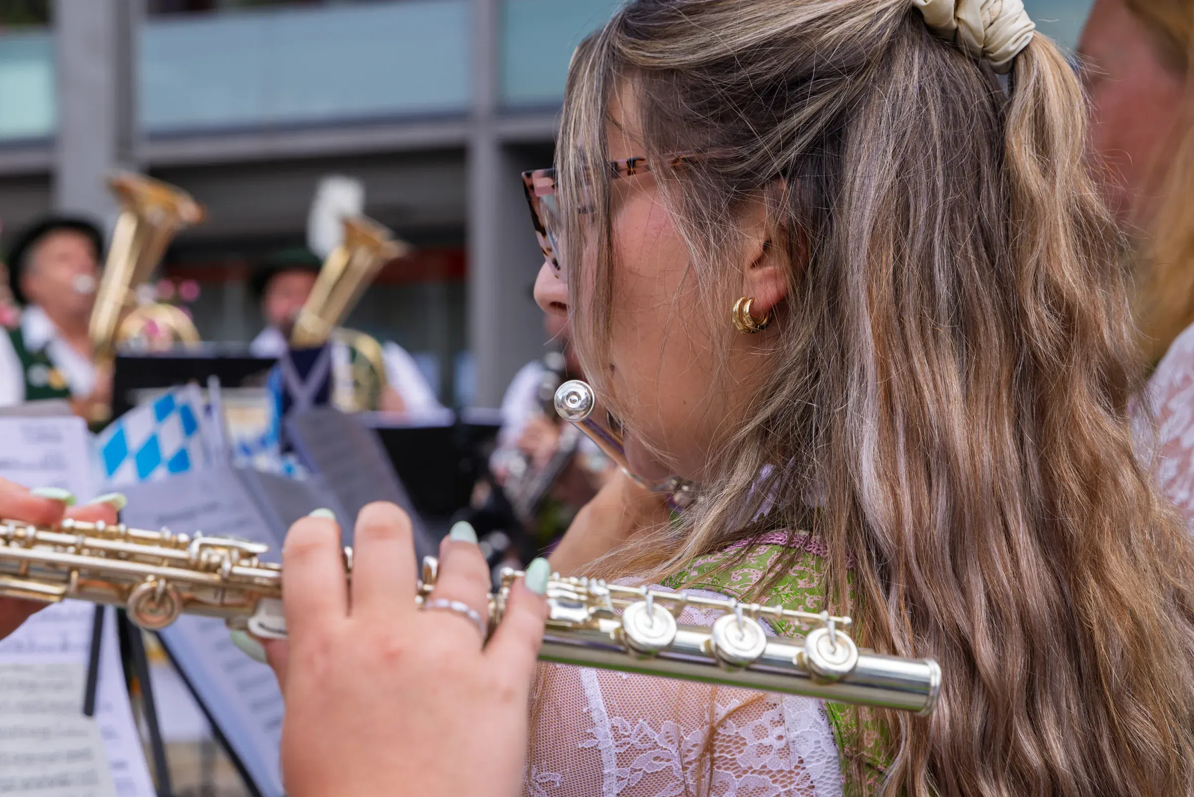 Eventfotograf beim Jubiläumsfest: Musiker des Musikvereins Melomania Obernau mit Blasinstrumenten