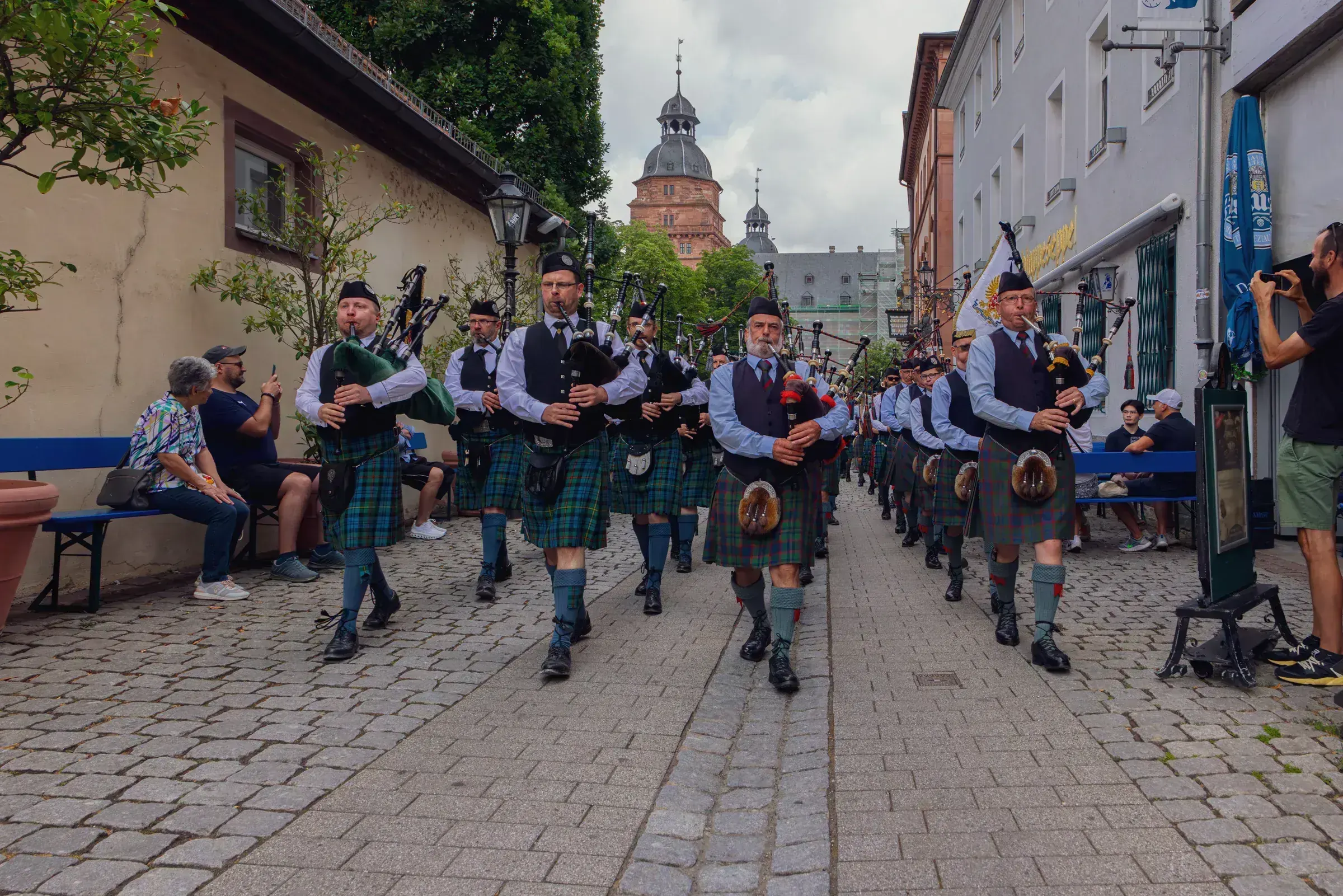 Eventfotograf beim Bühnenprogramm: Pipe & Drum Band Spessart Highlanders in schottischer Tracht