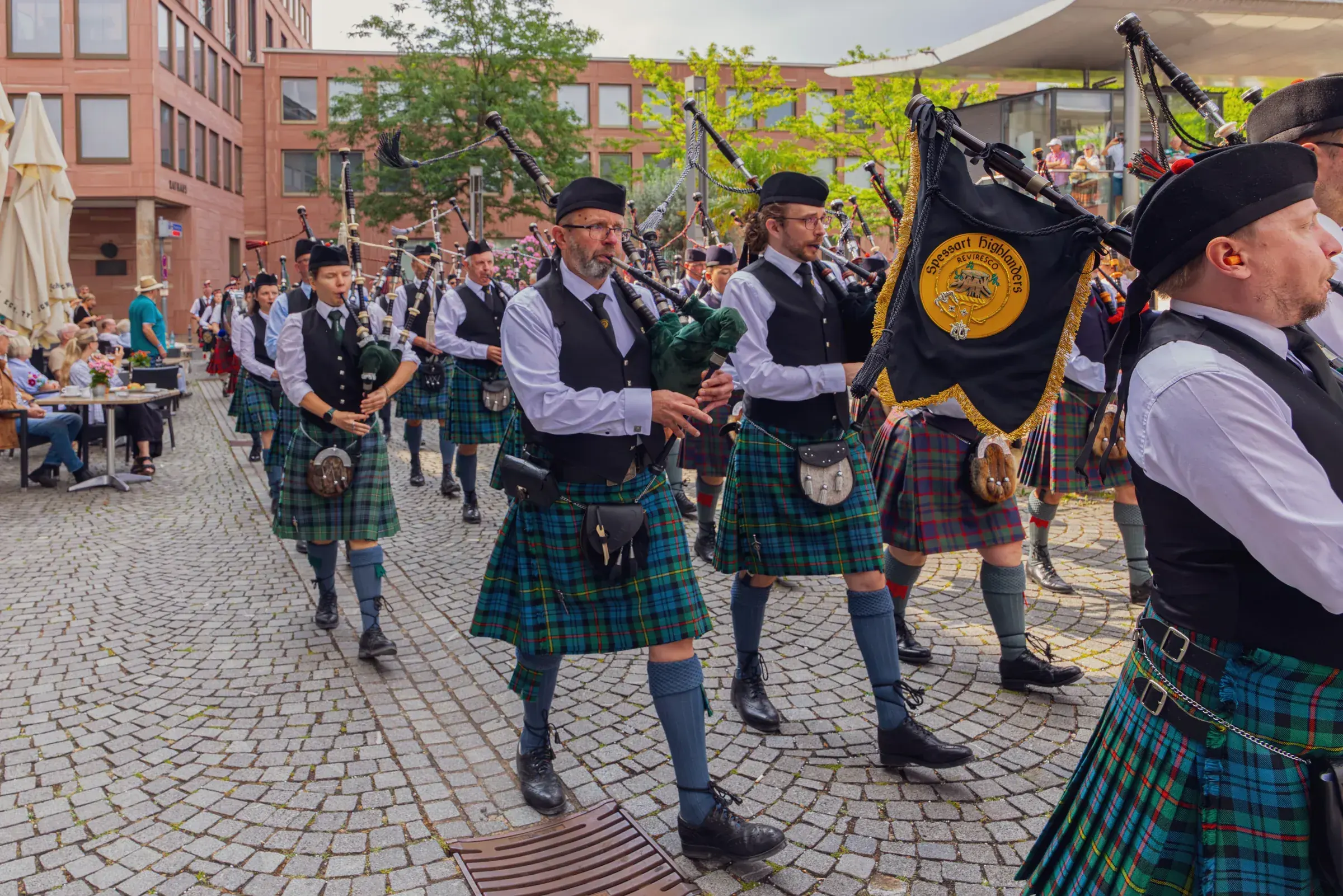 Eventfotografie Aschaffenburg: Dudelsackspieler der Spessart Highlanders beim Jubiläumsfest auf dem Theaterplatz