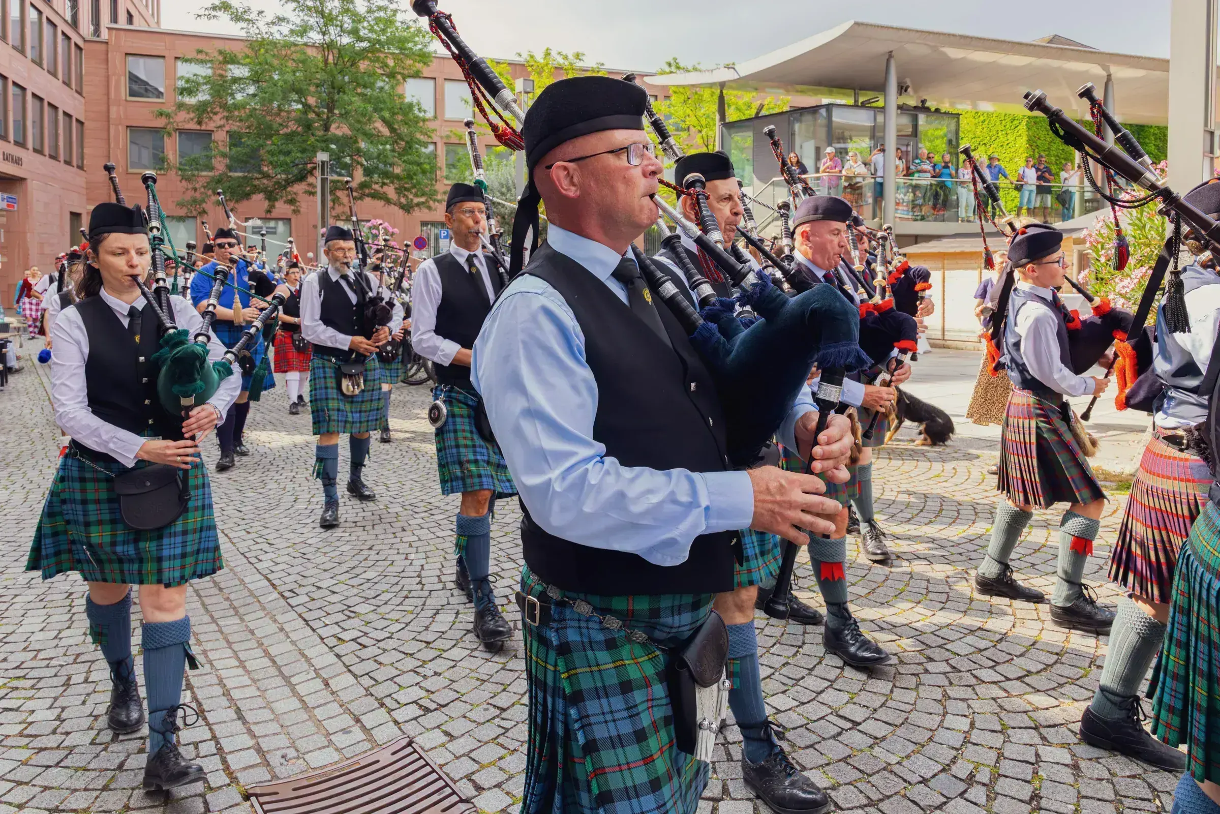 Eventfotograf beim Bühnenprogramm: Pipe & Drum Band Spessart Highlanders in schottischer Tracht